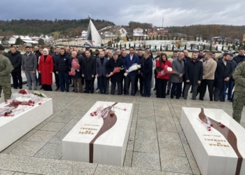PDK-ja bën homazhe në Kompleksin Memorial “Adem Jashari” në Prekaz