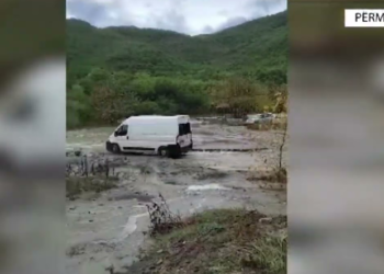 Mbetën të bllokuar nga moti i keq në Përmet, policia shqiptare ndihmon 23 turistë