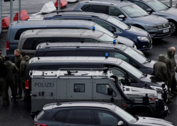 Policia arreston babain e vajzës së mbajtur peng në aeroportin e Hamburgut