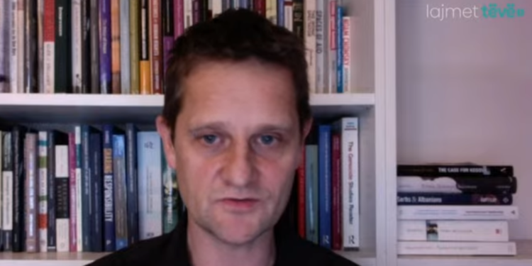 Hehir: Vuçiq po e përdor Kosovën për zgjedhjet e brendshme