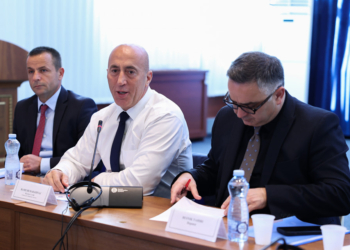 Haradinaj: Qeveria të ndërtojë një “Shtab Krize” që të parandalojë largimin e të rinjve
