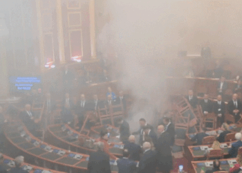 Karrige e tym nga gazi lotsjellës, sërish kaos në Kuvendin e Shqipërisë