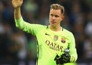 MOENCHENGLADBACH, GERMANY - SEPTEMBER 28:  Marc-Andre ter Stegen of Barcelona waves to the fans after the UEFA Champions League group C match between VfL Borussia Moenchengladbach and FC Barcelona at Borussia-Park on September 28, 2016 in Moenchengladbach, North Rhine-Westphalia.  (Photo by Dean Mouhtaropoulos/Bongarts/Getty Images)