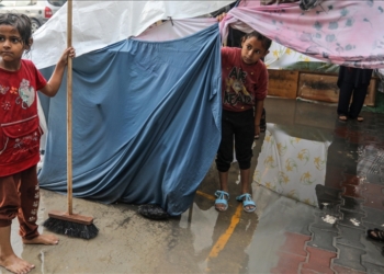 Reshjet shkaktojnë përmbytje të tendave dhe vështirësojnë jetën e palestinezëve në Gaza