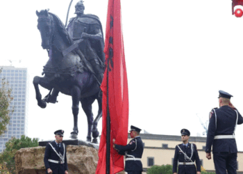 Festohet 111-vjetori i Pavarësisë në Tiranë, ngrihet flamuri në Sheshin “Skënderbej”