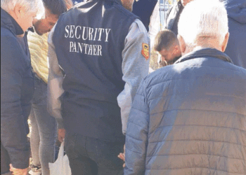 Një personi i bie të fikët pasi linja 1 e Trafikut Urban ishte e mbingarkuar me udhëtarë