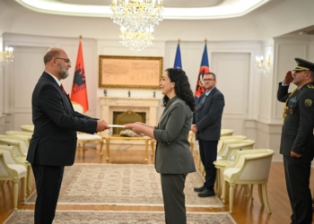 Osmani pranon letrat kredenciale nga ambasadori i ri i Shqipërisë