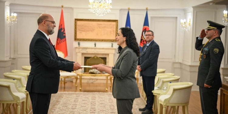 Osmani pranon letrat kredenciale nga ambasadori i ri i Shqipërisë
