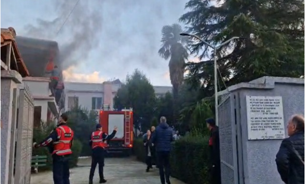 Zjarr në shtëpinë e të moshuarve në Fier, disa persona dërgohen në spital