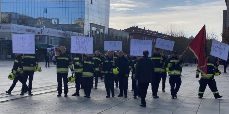 Zjarrfikësit protestojnë para Qeverisë për mospërmbushjen e kërkesave të tyre