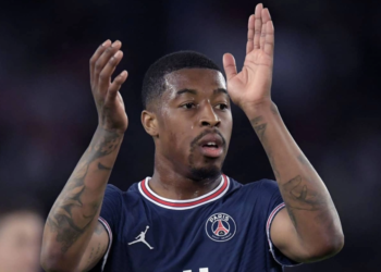 Kimpembe rinovon kontratën me Parisin