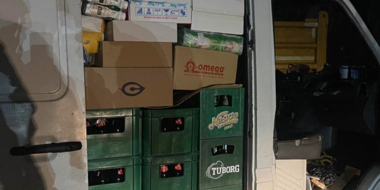 Kamioneta futet ilegalisht në Kosovë, gjenden mallra me prodhim të Serbisë
