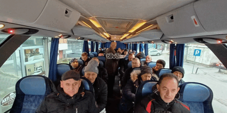 Shqiptarët e Luginës së Preshevës nisen të organizuar për të votuar në Serbi