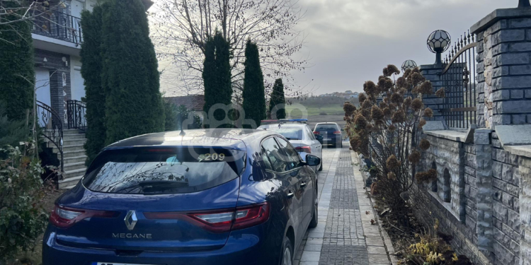 Policia dhe Punëtorët Social në shtëpinë e familjes së Naim Murselit