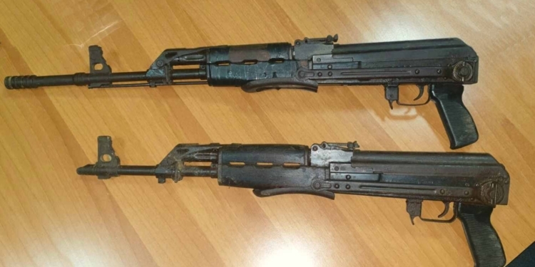 Policia i sekuestron dy kallashnikovë një serbi në Kamenicë