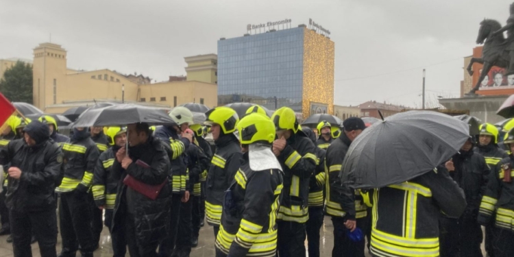 Protestojnë zjarrfikësit, kërkojnë përmirësimin e kushteve të punës