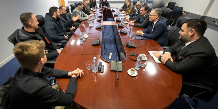 Kurti takon specializantët e Luginës