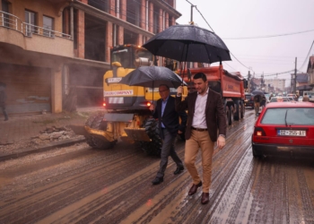 Krasniqi viziton Mitrovicën, kritikon Qeverinë për mosmbështetje