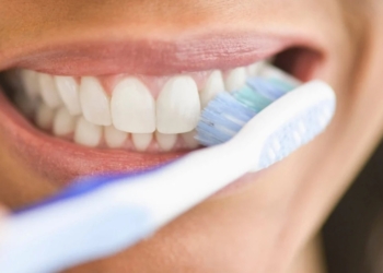 Tre veprime që nuk duhet t’i bësh pasi ke ngrënë