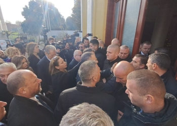 Seanca në Kuvend për heqjen e imunitetit të Berishës, Garda pengon deputetët e përjashtuar të hyjnë brenda