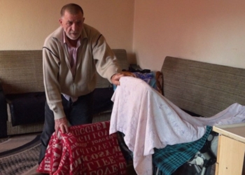 Gjyshi që nuk ka festë, qumësht as ngrohje për dy nipat jetim