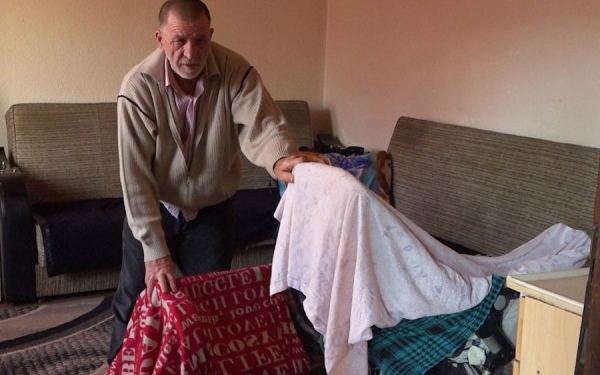 Gjyshi që nuk ka festë, qumësht as ngrohje për dy nipat jetim