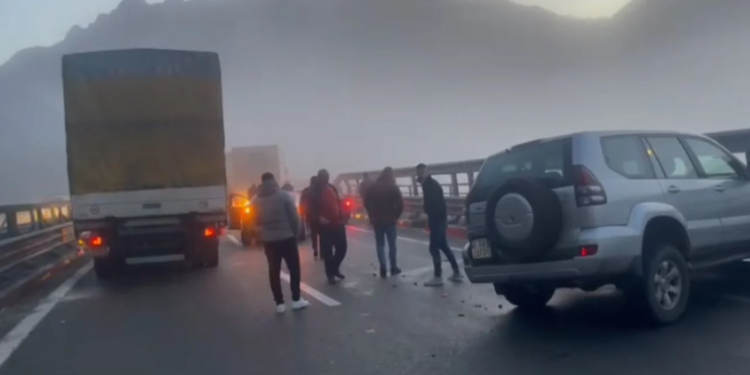 Aksident në Rrugën e Kombit, përfshihen gjashtë vetura