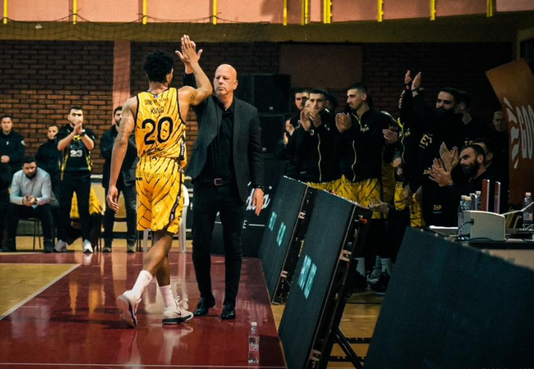 Peja ndan rrugët me basketbollistin Urald King