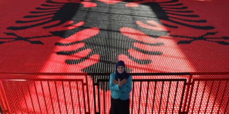 Arbnora Idrizi e fut Flamurin Kombëtar në Librin e Rekordeve Guinness