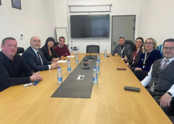 Përfaqësuesit e Navigacionit dhe ata të Aeroportit “Adem Jashari” diskutojnë për shërbimet ajrore