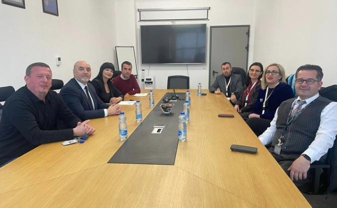 Përfaqësuesit e Navigacionit dhe ata të Aeroportit “Adem Jashari” diskutojnë për shërbimet ajrore