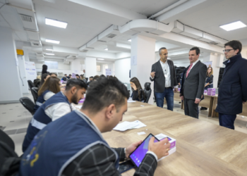 Kurti viziton ASK-në, i ofron mbështetje për regjistrimin e popullsisë