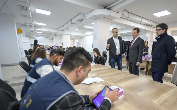 Kurti viziton ASK-në, i ofron mbështetje për regjistrimin e popullsisë