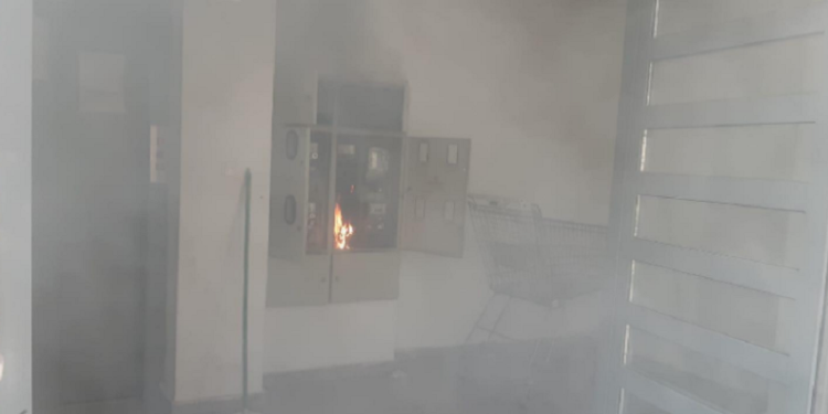 Digjen orët e rrymës në një banesë