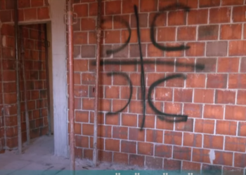 Mbishkrime nacionaliste në një shtëpi në Kroin e Vitakut