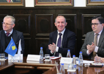 Bislimi vizitoi Qendrën e studentëve me nevoja të veçanta në UP