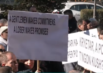 Protestojnë zyrtarë të pesë institucioneve në Prishtinë