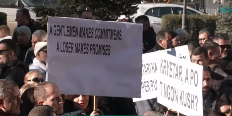 Protestojnë zyrtarë të pesë institucioneve në Prishtinë