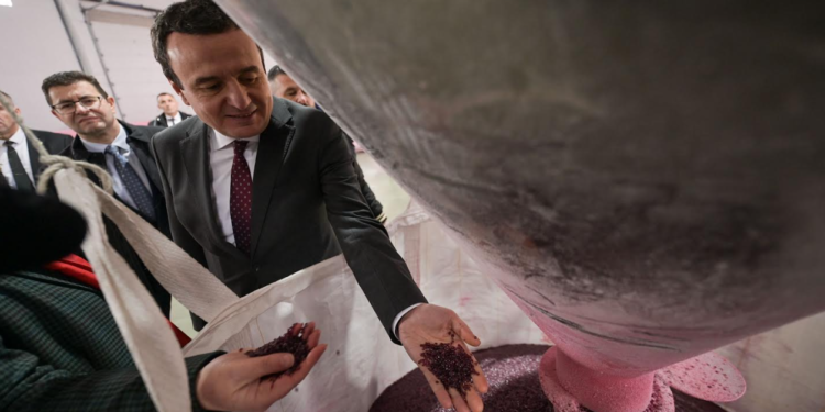 Kurti vizitoi një kompani në Viti, përfituese e masës 2.1 të Pakos së Ringjalljes Ekonomike