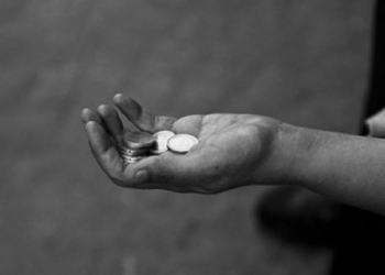 Policia gjobitë 2 lëmoshëkërkues në Prizren, 2 i depërton në Shqipëri