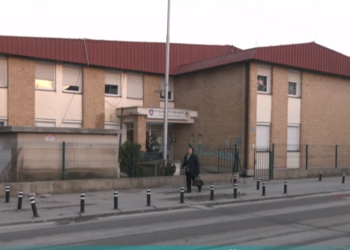 Pengesa në trotuar, disa prindër shqetësohen por Komuna thotë se në atë vend shitej dru më herët