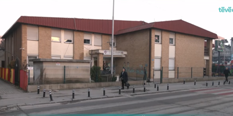 Pengesa në trotuar, disa prindër shqetësohen por Komuna thotë se në atë vend shitej dru më herët