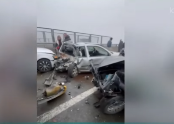 Aksident zingjiror në mes 14 veturave