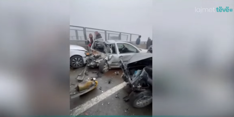 Aksident zingjiror në mes 14 veturave