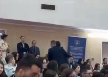 Aktivistja e PSD-së fishkëllen Kurtin, mbrojtja e afërt e nxjerr jashtë