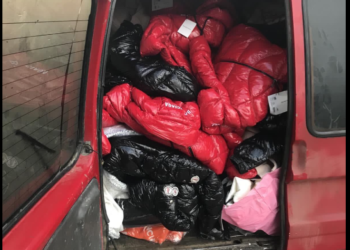 Parandalohet kontrabandimi i veshmbathjeve në vlerë 7 mijë euro, ndalohen 3 persona