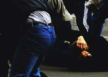 Disa të mitur e rrahin një burrë, ai kërkon ndihmë mjekësore