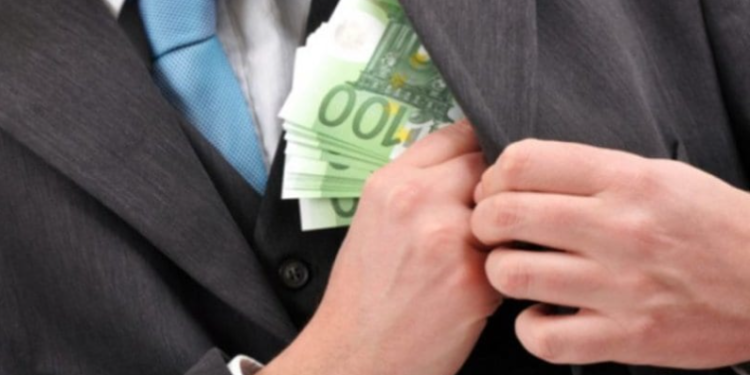 Aktakuzë ndaj zyrtarit shtetëror, merrte para për ushtrim ndikimi në vendimmarrje