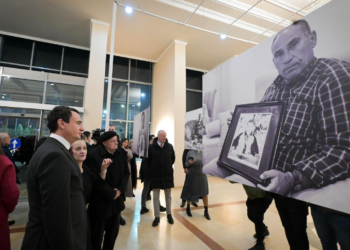 Kurti vizitoi ekspozitën kushtuar fëmijëve të vrarë dhe zhdukur nga lufta në Kosovë