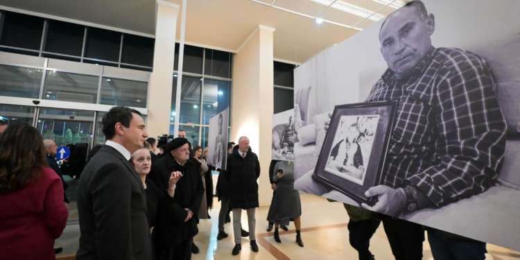 Kurti vizitoi ekspozitën kushtuar fëmijëve të vrarë dhe zhdukur nga lufta në Kosovë